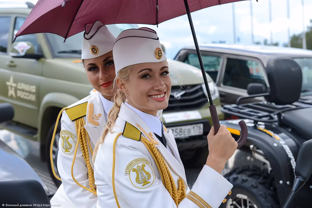 Cười tươi rạng ngời.