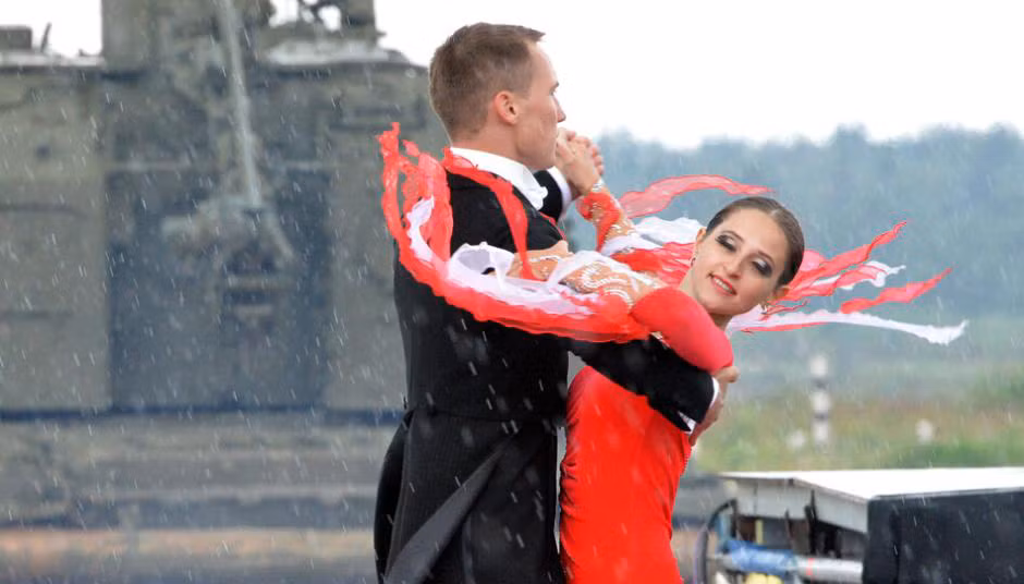 Chân dài áo đỏ cùng các vũ điệu bốc lửa đã đánh tan thời tiết mưa phùn, lạnh lẽo trong buổi khai mạc tranh tài quân sự.