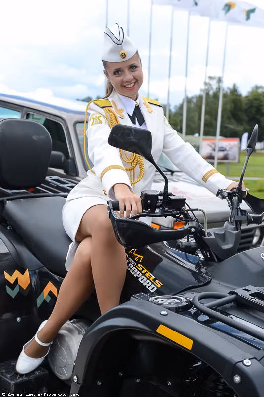 Đôi chân dài miên man.