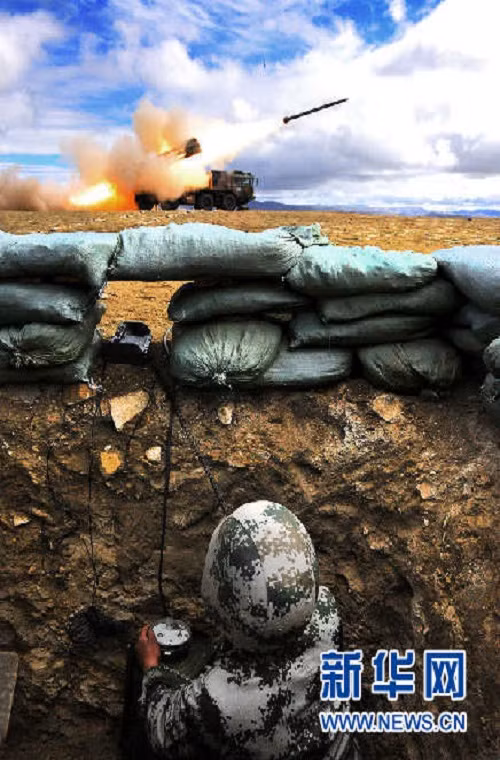 Trong ảnh là một nữ sĩ quan pháo binh khai hỏa pháo phản lực phóng loạt PHL03 từ một công sự.