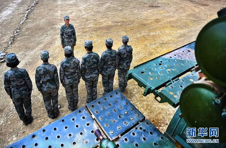 Các nữ sĩ quan thuộc các đơn vị pháo phản lực tầm xa PHL03 đều có tuổi đời khá trẻ.