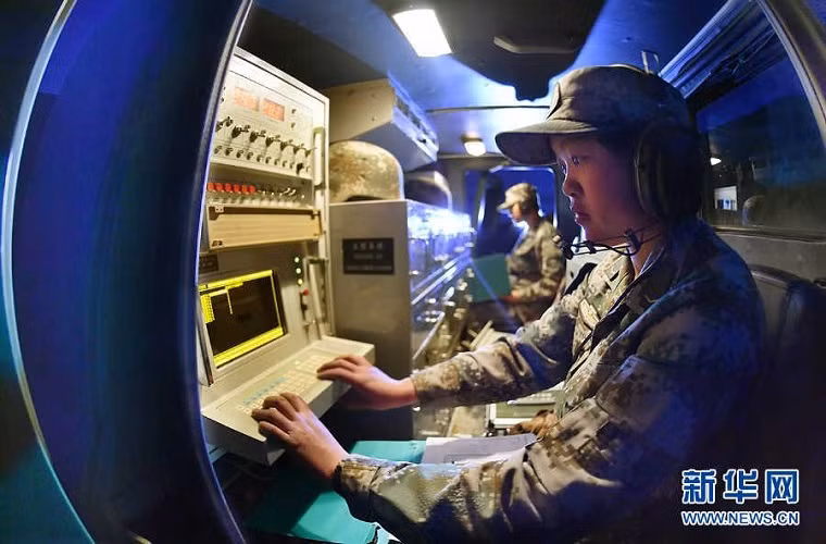 Bên trong xe chỉ huy tác chiến của tổ hợp pháo phản lực tầm xa PHL03.