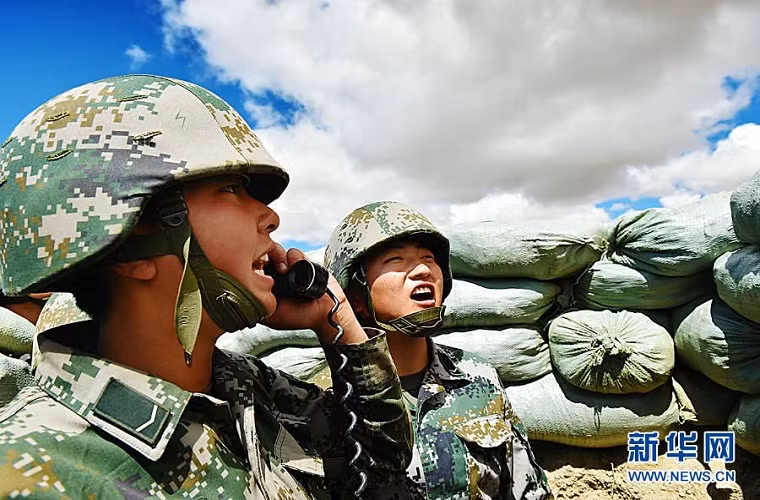 Nhận mệnh lệnh khai hỏa từ xe chỉ huy trung tâm của PHL03.