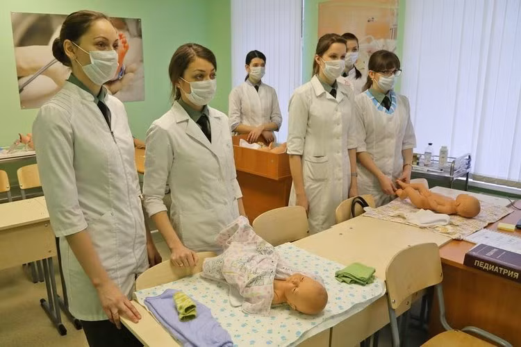 Cấu trúc của các mô-đun được thiết kế theo kiểu robot mô phỏng thực tới cấp 6, các hình nhân và các thiết bị mô phỏng được sử dụng cho đào tạo rất nhiều hoạt động thực tiễn khác nhau từ cấu trúc thụt, tiêm tĩnh mạch đến các hoạt động nội noi phức tạp, hồi sức chấn thương và các tình huống chữa trị phức tạp khác.