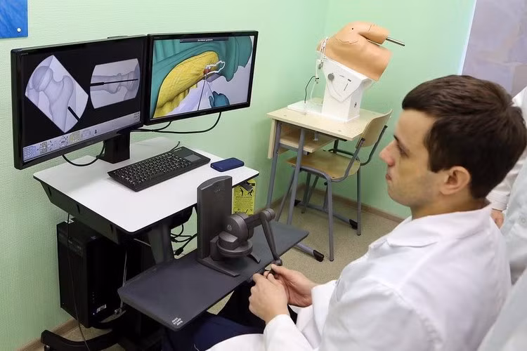 Trung tâm có hơn 60 thiết bị mô phỏng tiên tiến gồm nhiều loại như người giả và các mô phỏng thực trên máy tính thế đạt cấp 6 có thể đồng thời cùng lúc phục vụ đào tạo mô phỏng cho 130 nhân viên y tế.