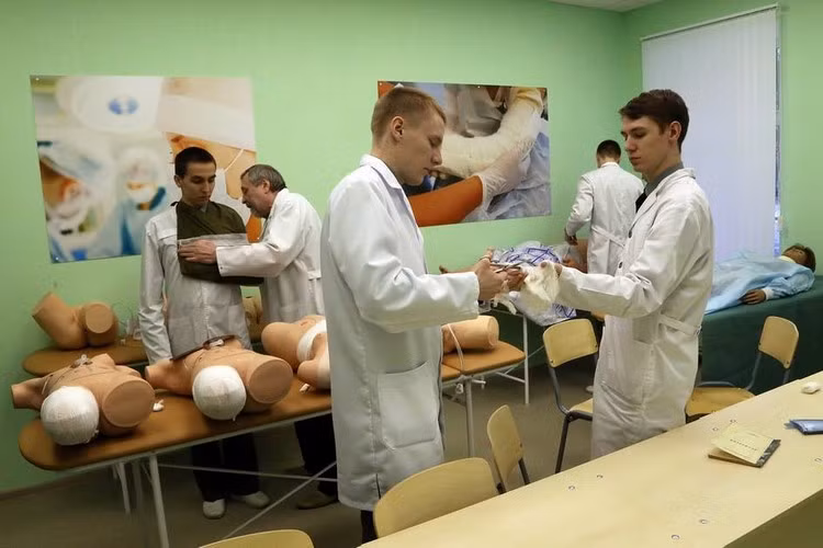 Các thiết bị cho phép thực hiện một loạt thao tác mô phỏng thực tế như: gây mê, phẫu thuật, phục vụ nhi khoa, hỗ trợ nội soi, phát triển các kỹ năng phẫu thuật cơ bản và cấp cứu.