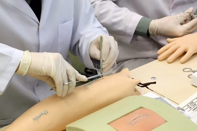 Đào tạo tại trung tâm sẽ dành cho các trợ y tế (đang học nghề), các sinh viên y khoa đặc biệt, các sinh viên đang thực tập, các đơn vị và các viện chuyên gia y tế thuộc Bộ Quốc phòng Nga, cũng như các giảng viên của Học viện quân y. Dự kiến 2 năm tới, một trung tâm mô phỏng y học nữa sẽ được Học viện thành lập dành cho các chuyên khoa khác.