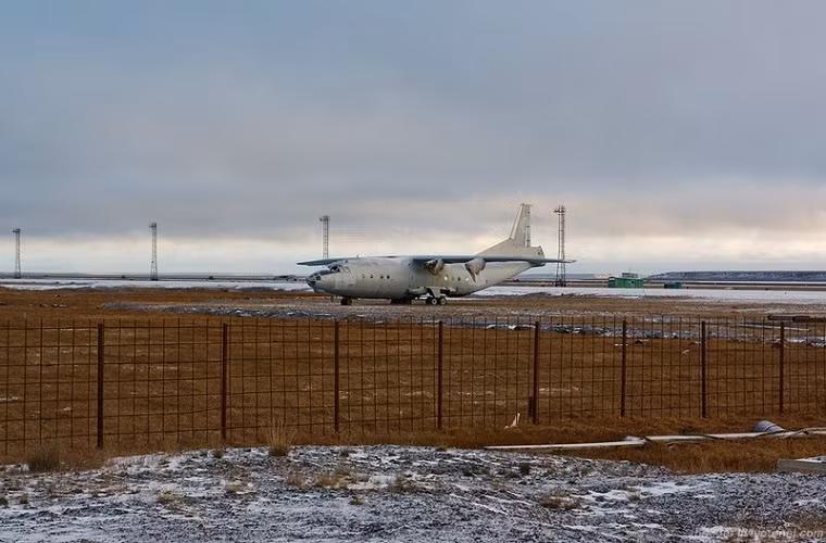 Ở một góc khác tại sân bay Tiksi North là một chiếc máy bay vận tải An-12 bị bỏ mặc ngoài trời với 4 động cơ cánh quạt đã bị tháo bỏ.