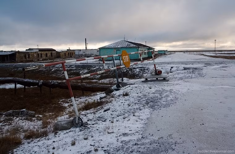 Cổng vào tạm bợ trên đường dẫn vào sân bay Tiksi North ở Bắc Cực.