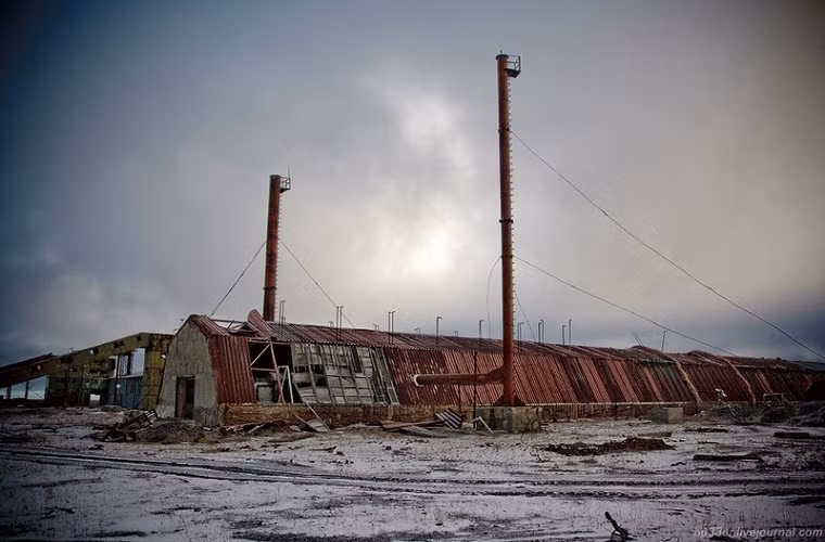 Toàn bộ khu xưởng sửa chữa của Tiksi North đều đã không còn khả năng sử dụng.