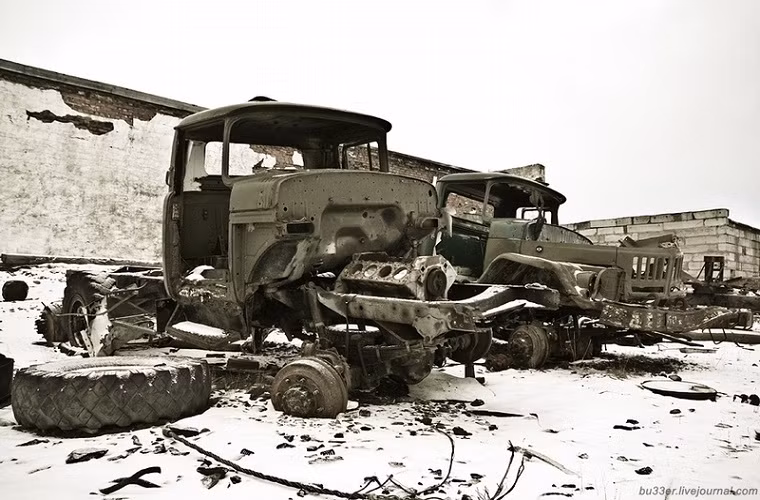 Tại sân bay Tiksi North cũng có nơi tập kết các thiết bị quân sự cũ và hầu hết trong số đó đều hư hỏng rất nặng hoặc không thể tiếp tục sử dụng.