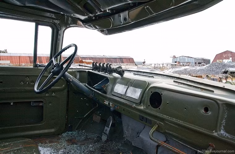 Bên trong cabin của một chiếc xe tải bị bỏ lại Tiksi North.