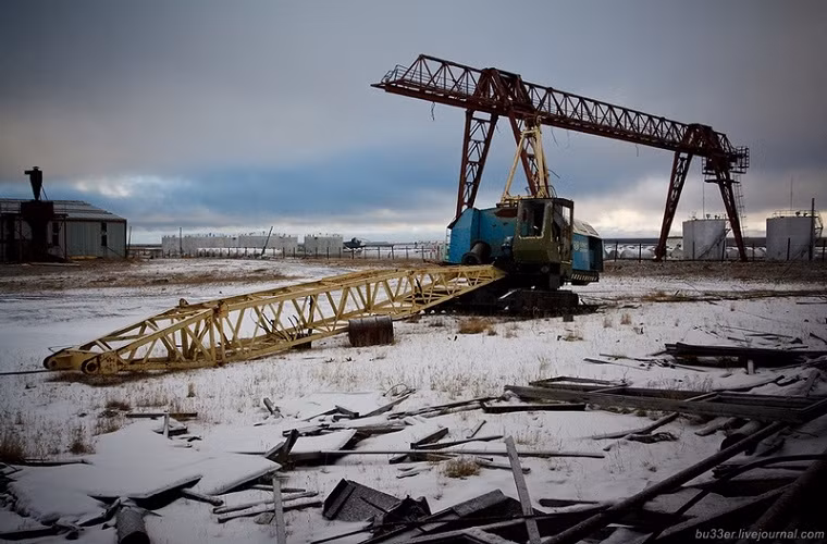 Cở sở hạ tầng và trang thiết bị ở Tiksi North gần như đã không còn khả năng sử dụng sau một thời gian dài bị bỏ mặc.