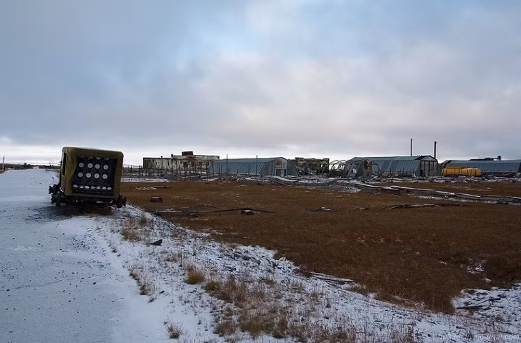 Dọc đường vào Tiksi North đôi khi vẫn xuất hiện các trang thiết bị quân sự cũ được sử dụng tại sân bay quân sự này