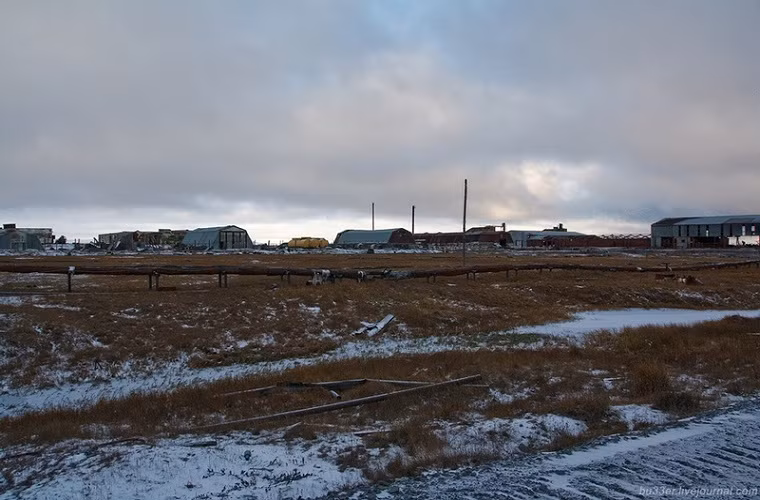 Một khu nhà kỹ thuật nằm trong Tiksi North nhìn từ xa.