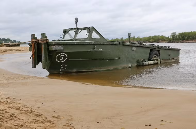  Ca-nô công binh BMK-150 và BMK-225 của Quân đội Nga được thiết kế dành cho hệ thống cầu phao PP-91 (PMP). Cúng thường được sử dụng để kéo dắt phao PMP khi lắp cầu nối hoặc lai dắt phà từ phao PMP. Được biết cả hệ thống cầu phao PMP và ca-nô BMK-150 hoặc BMK-225 được phát triển từ những năm 1960 nhưng chúng vẫn được quân đội nhiều nước trên thế giới sử dụng trong đó có cả Việt Nam. Trong ảnh là ca-nô BMK-150.