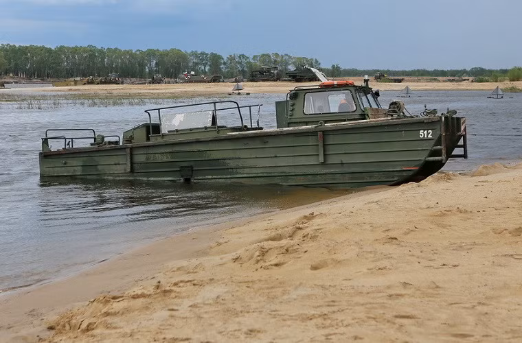 Xét trên nhiều góc độ BMK-225 có kích thước tương đương một tàu đổ bộ cỡ nhỏ, tuy nhiên nó lại có sức chứa khá hạn chế.