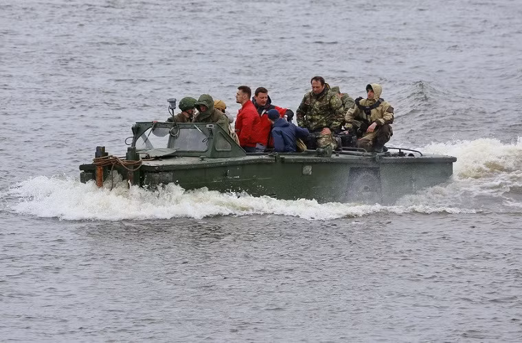 Để vận hành một ca-nô BMK-150 cần tới 2 binh sĩ và nó cũng có thể chở theo một số lượng hành khách nhất định.