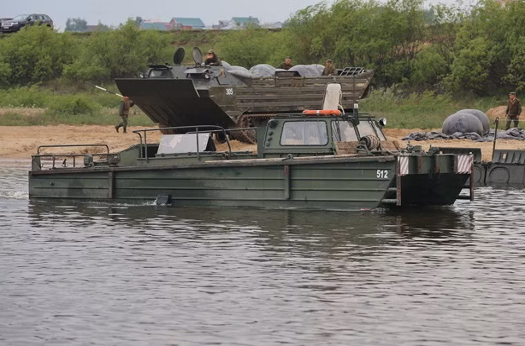 BMK-225 có chiều dài hơn 9m có thể di chuyển với vận tốc đối đa lên tới 20km/h nhờ được trang bị động cơ Diesel SMD-601 có công suất 225 mã lực.