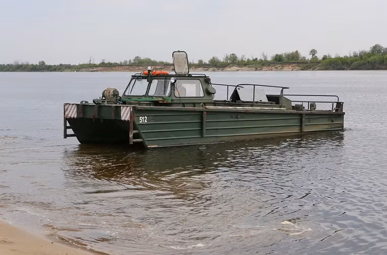 Cũng như BMK-150, BMK-225 được phát triển để trang bị cho các hệ thống cầu phao PMP nó cũng được xem là mẫu ca-nô công binh sẽ thay thế cho BMK-150. Trong ảnh là mẫu ca-nô công binh BMK-225.