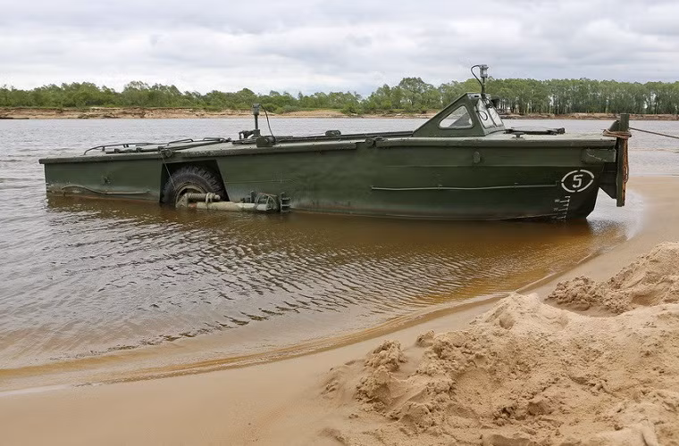 BMK-150 có chiều dài hơn 8m và được trang bị 2 động cơ M51 XLPE với tốc độ di chuyển tối đa khi dắt lai là 9km/h.