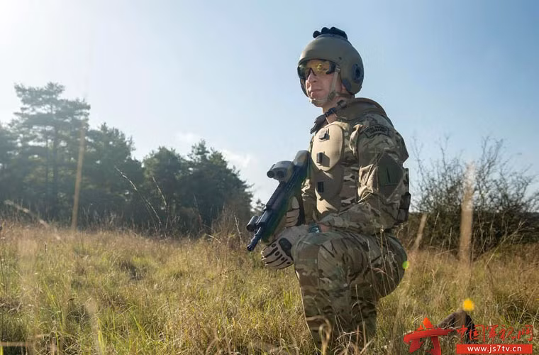 Dù rất hiện đại, tiên tiến nhưng hệ thống chiến binh tương lai vẫn vấp phải nhiều sự chỉ trích. Ví dụ như khả năng trinh sát đêm kém, sử dụng súng trường L85 không đáng tin cậy.