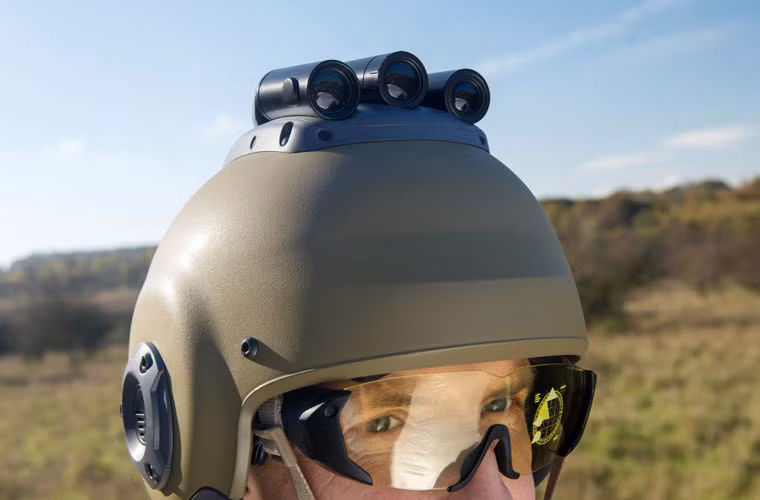 Mũ bảo hiểm trọng lượng nhẹ gắn máy quay độ phân giải cao. Nó sẽ gửi ảnh hiện trường tới lính tuần tra nhằm cảnh báo họ những mối nguy tiềm tàng như các bẫy mìn và đối phương phục kích.