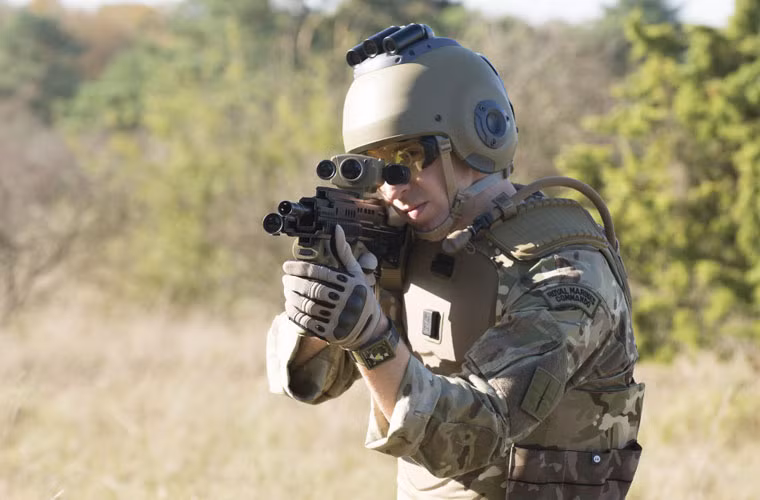 Tại triển lãm quốc phòng Anh gần đây, nước này đã giới thiệu hệ thống chiến binh tương lai thế hệ mới (Sci-fi Sqauddie) do phòng khoa học và thực nghiệm công nghệ quốc phòng Bộ quốc phòng Anh và một số doanh nghiệp quân đội phối hợp chế tạo.