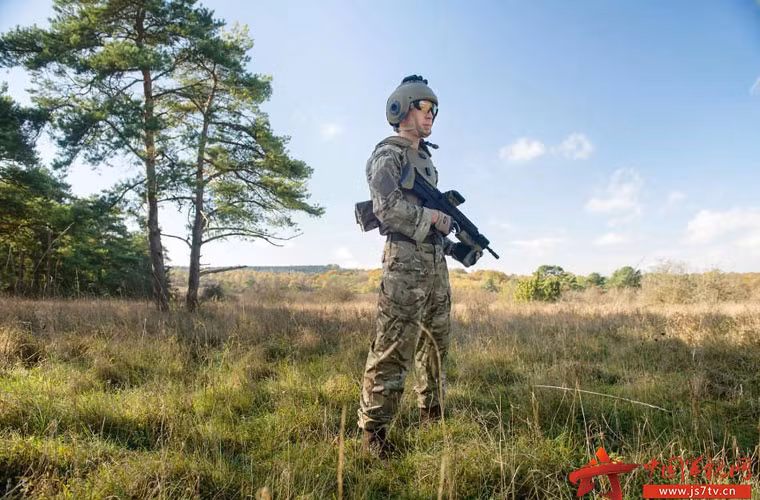 Về vấn đề này, quan chức phòng khoa học và thực nghiệm công nghệ quốc phòng Bộ quốc phòng Anh cho biết hệ thống này chủ yếu sẽ gửi thông tin chiến trường cho binh sĩ và phản hồi tình hình thực tế chiến trường cho chỉ huy, để khi cần thiết họ có thể thay đổi chiến thuật.