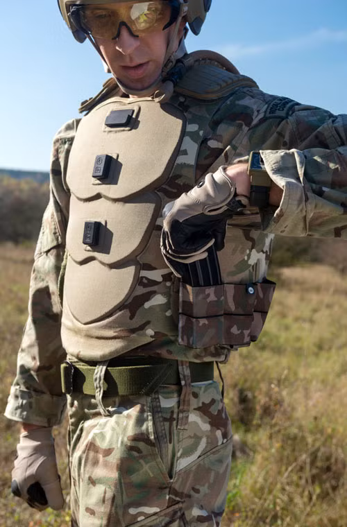 Áo chống đạn tích hợp thiết bị cảm biến, có thể kiểm tra nhịp tim của binh sĩ.