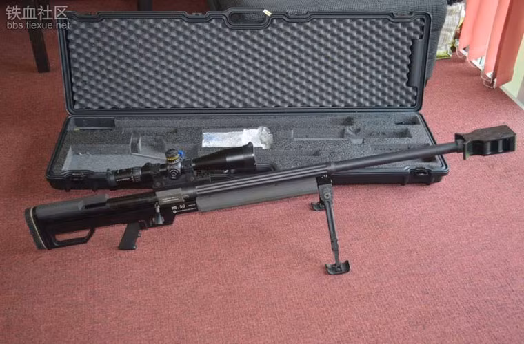 HS .50 nguyên bản không có hộp tiếp đạn mà bắt buộc phải nạp từng viên đạn trực tiếp.Sau này, để đáp ứng thêm yêu cầu của khách hàng, công ty có thêm phiên bản HS .50 M1 với hộp tiếp đạn 5 viên nằm bên trái. Súng có tầm bắn hiệu quả tối đa 1.500m và có độ chính xác rất cao.