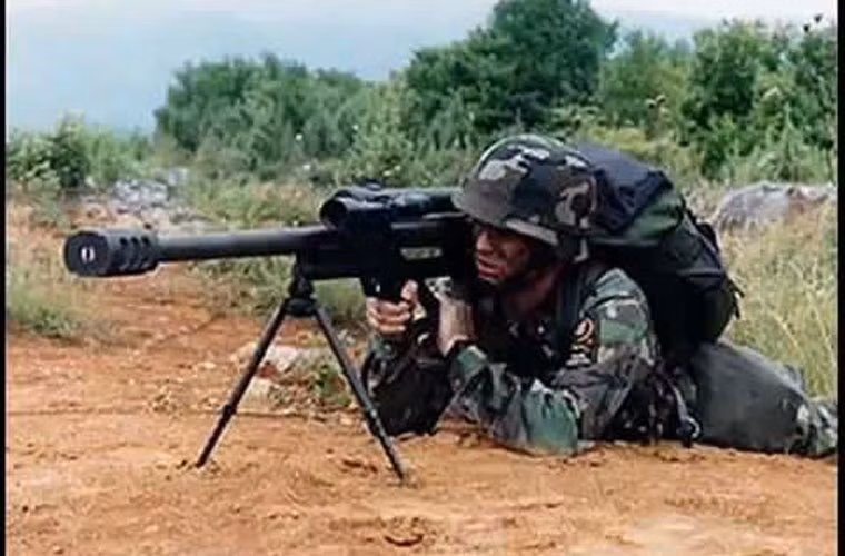 Toàn bộ súng có khối lượng 19,2kg, chiều dài tổng thể 1.330mm, chiều dài nòng súng 920mm, tầm bắn hiệu quả tối đa 1.800m. Súng không có hộp tiếp đạn mà chỉ nạp từng viên trực tiếp.