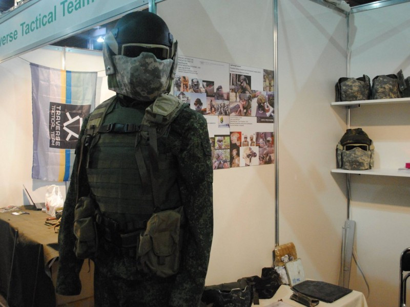 Mũ chống đạn có thể dễ dàng tháo lắp và đổi dạng cho phù hợp. Không chỉ thế, nó còn được trang bị một loạt thiết bị có thể bắn tia phóng xạ ở đằng sau như là một loại vũ khí tự vệ.