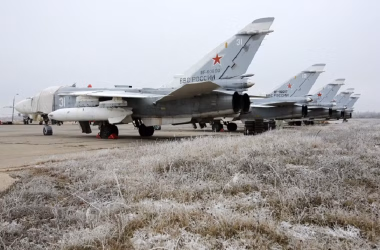 Phi đội máy bay cường kích Su-24 của Không quân Nga, tuy được đưa vào trang bị đã lâu nhưng Su-24 vẫn được Quân đội Nga tiếp tục sử dụng với nhiều lần nâng cấp.