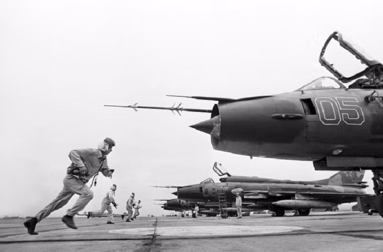 Phi đội máy bay cường kích Su-17 của Không quân Liên Xô trong huấn luyện sẵn sàng chiến đấu vào năm 1985.