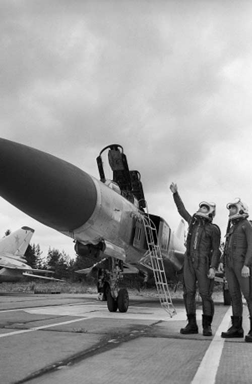Trong ảnh là các phi công Liên Xô đang đứng cạnh một chiếc máy bay chiến đấu đánh chặn siêu âm Su-15, được Sukhoi phát triển trong những năm 1960 để thay thế cho Su-11 và Su-9.