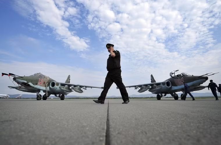 Hai chiếc cường kích Su-25SM của Không quân Nga đóng tại căn cứ không quân Knevichi.