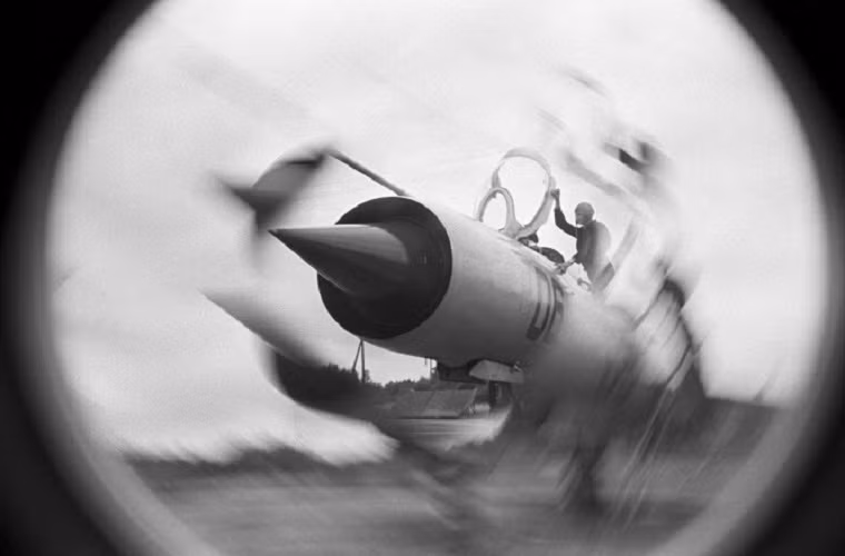 Trước khi Su-24 xuất hiện, Không quân Liên Xô đã từng đưa vào trang bị các dòng máy bay chiến đấu Sukhoi khác nhau. Trong ảnh là một chiếc máy bay tiêm kích đánh chặn Su-9 đang chuẩn bị cất cánh vào năm 1977.