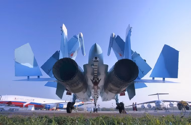 Hình ảnh nhìn từ phía sau của một chiếc tiêm kích hạm Su-33 ở triển lãm hàng không vũ trụ quốc tế MAKS-2007 được tổ chức tại Zhukovsky, ngoại ô Moscow.