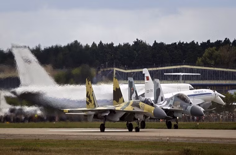 Hai chiếc tiêm kích Su-30 và Su-35 chuẩn bị cất cánh tại triển lãm MAKS-2009.