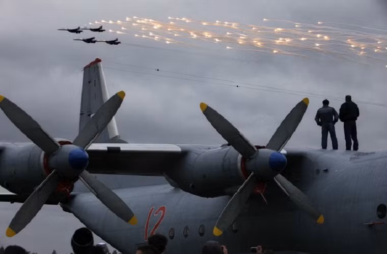 Phi đội máy bay biểu diễn “Hiệp sĩ Nga” với những chiếc Su-27 tại một triển lãm hàng không được tổ chức tại căn cứ không quân Pushkin, ở ngoại ô thành phố St.Petersburg.