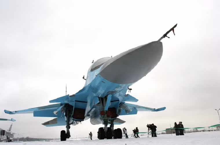 Trong ảnh là mẫu máy bay cường kích tiên tiến Su-34 của Không quân Nga, nó được phát triển để thay thế những chiếc Su-24 đã lỗi thời.