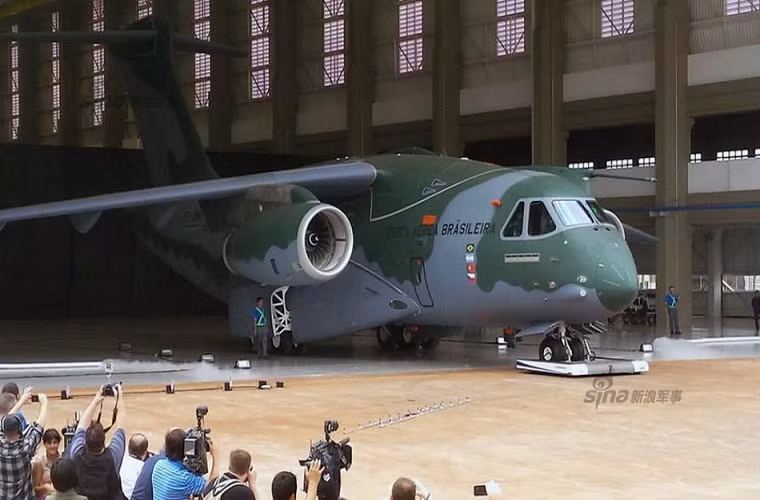 Embraer đã chế tạo hai nguyên mẫu của KC-390 và cả hai chiếc máu bay này đều đang trong quá trình thử nghiệm, trước khi được đưa vào trang bị chính thức cho Không quân Brazil vào năm 2016.