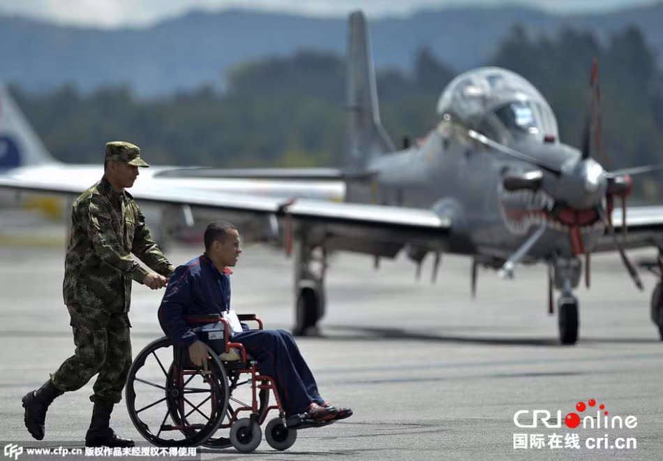 Người thương binh này cũng không muốn bỏ lỡ cơ hội được chiêm ngưỡng các dàn máy bay biểu diễn tại Hội chợ.