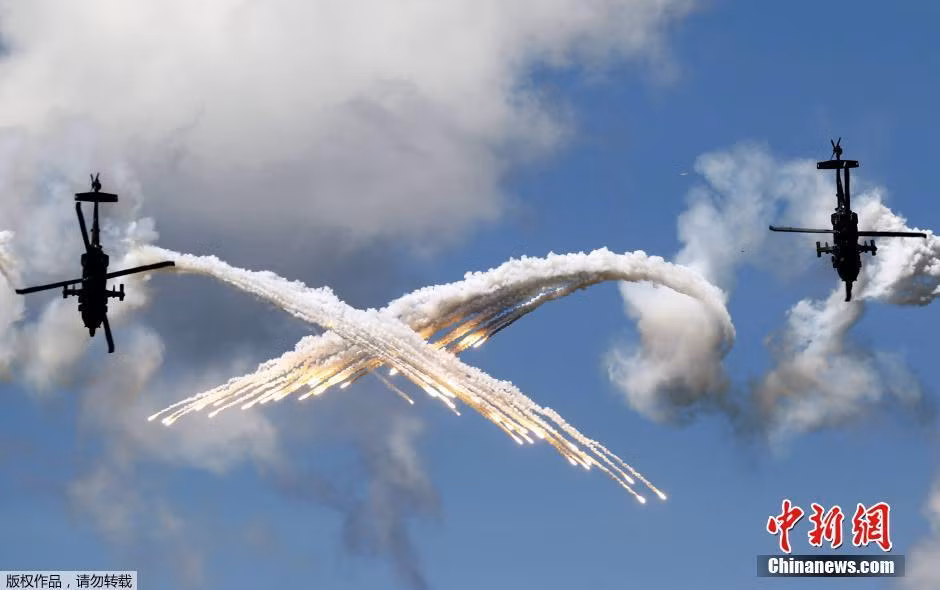 Man nhan may bay nhao lon o le hoi hang khong Colombia-Hinh-2