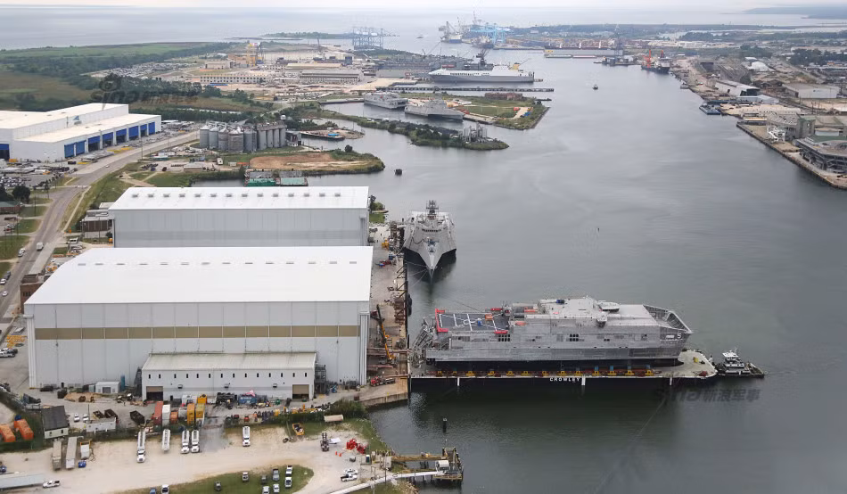 Mặc dù mang theo nhiều thiết bị, binh sĩ nhưng con tàu vẫn có khả năng đạt tốc độ hành trình nhanh tới 35 knots (64,82 km/h) và phạm vi hoạt động tới 1.200 hải lý (hơn 2.000 km).