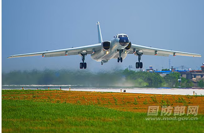 Gần đây, máy bay ném bom H-6K của Trung Quốc thường xuyên thực hiện các cuộc bay tập trận trên biển.