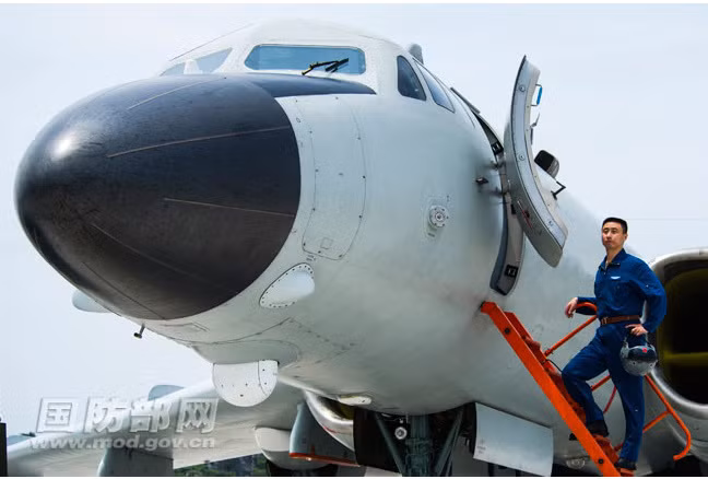 Phi công đang chuẩn bị cho chuyến bay tập trận bay tầm xa qua vùng eo biển Miyako, một vùng có rất nhiều nhạy cảm. Đây không chỉ là con đường quan trọng để cho Hải quân Trung Quốc đi tới Thái Bình Dương mà còn là một vị trí nằm sát ngay hòn đảo Senkaku/Điếu Ngư mà phía Trung Quốc, Nhật Bản đang tranh chấp.