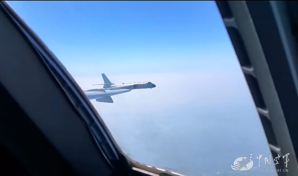 Hình ảnh máy bay ném bom H-6K Trung Quốc đang vượt eo biển tới Tây Thái Bình Dương.
