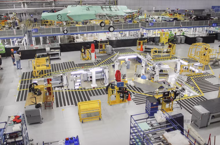 Theo đó, ngày 9/4 thân chiếc tiêm kích tàng hình F-35A đầu tiên (số hiệu AM-1) của Không quân Na Uy đã được hoàn thiện cơ bản. Trong ảnh, thân F-35A đang được nâng lên bằng cẩu trục để chuyển sang dây chuyền lắp ráp cánh trung tâm của máy bay.